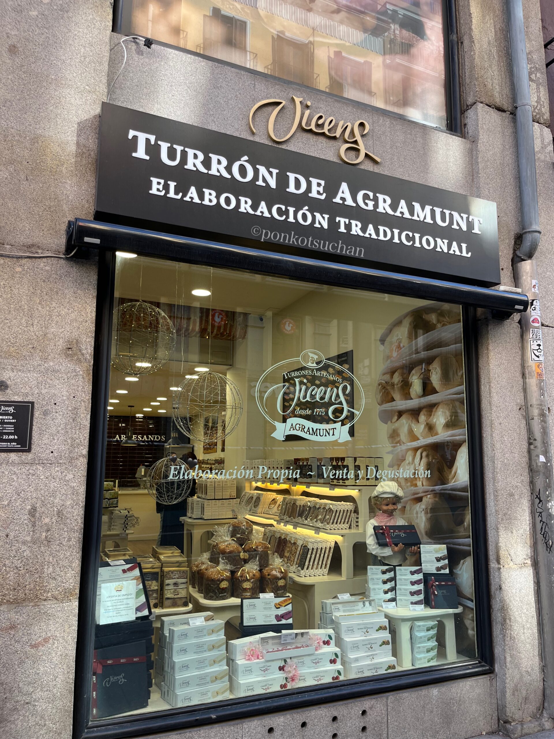 マドリード中心部にある老舗トゥロン専門店『Vicens（ビセンス）』の店舗外観。伝統的製法のアグラマント産トゥロンを扱う人気土産店のショーウィンドウ。
