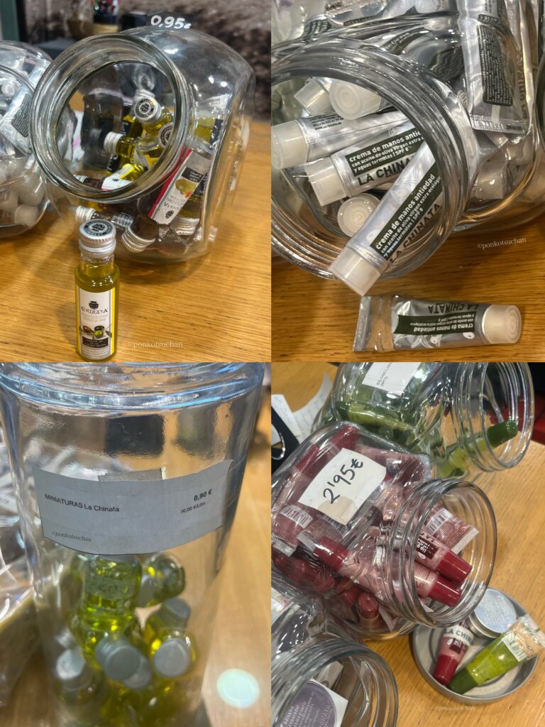 スペインの老舗ブランド『La Chinata（ラ・チナータ）』の店内で販売されているミニサイズのオリーブオイル、ハンドクリーム、リップバームの詰め合わせ。旅行者に人気の持ち帰りやすい、価格もお手頃なお土産アイテムが陳列されている。