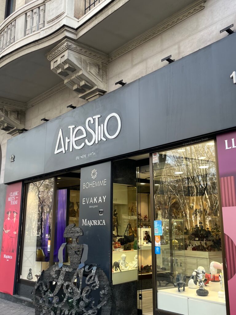 ArteStilo店内に並ぶスペイン各地の高品質な陶器コレクション。壁一面に飾られた細密モザイク柄のプレートや、タラベラ焼の華やかな絵皿、色彩豊かなトレイなど高級ラインの食器が揃う。