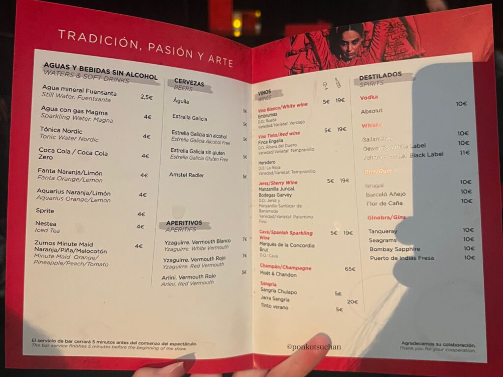 テアトロ・フラメンコ・マドリードのドリンクメニュー。ワイン、ビール、ソフトドリンクなどの価格が記載されており、観劇中に頼める飲み物の種類と料金がわかる。注文前の参考になるメニューブックの写真。