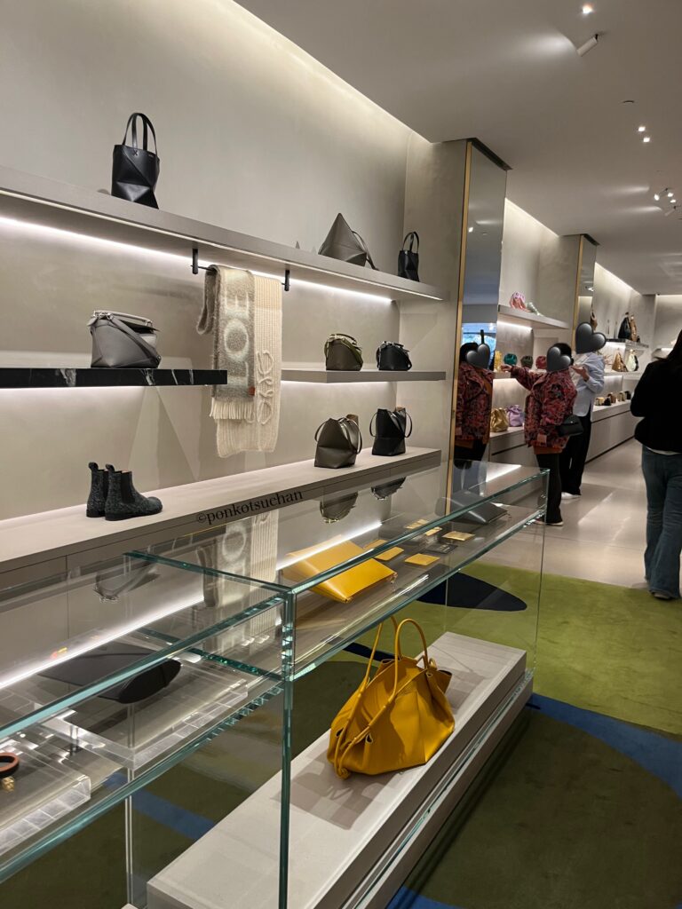 ロエベ バルセロナ本店の店内。洗練された空間にレザーのバッグや小物が並ぶ。