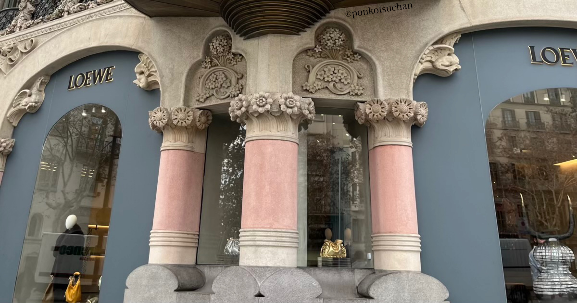 スペイン・バルセロナにあるLOEWE本店(カーサ・ロエベ)の外観。観光ついでに立ち寄れる立地。モデルニスモ建築の装飾が美しいファサードとLOEWEのロゴ。