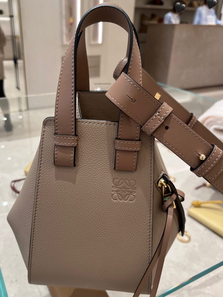 ロエベのハンモックバッグ正面デザイン。ベージュカラーとレザーの質感が分かる。