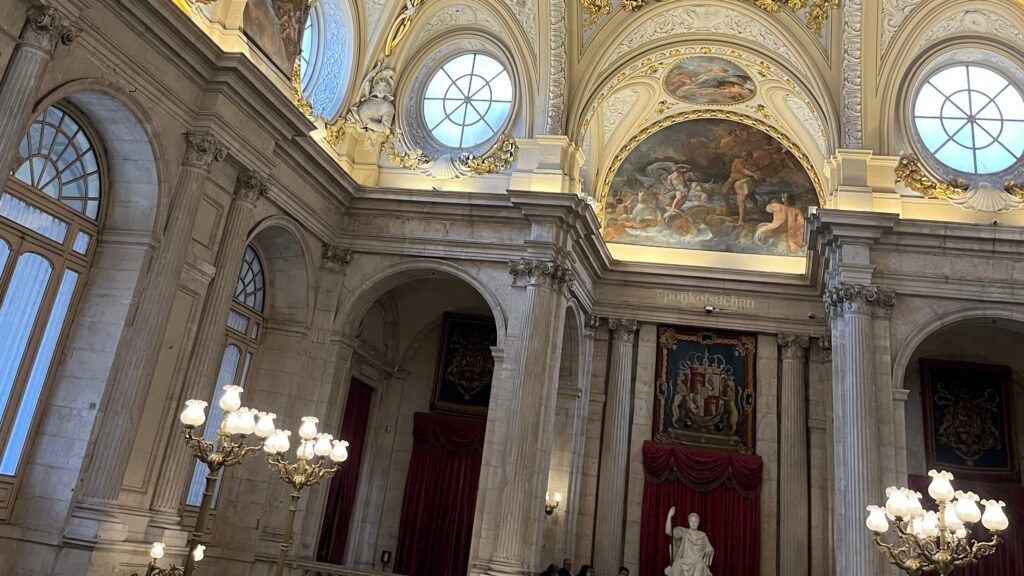 マドリード王宮の豪華な内装。天井フレスコ画と円形窓、金装飾が美しい大広間の様子。