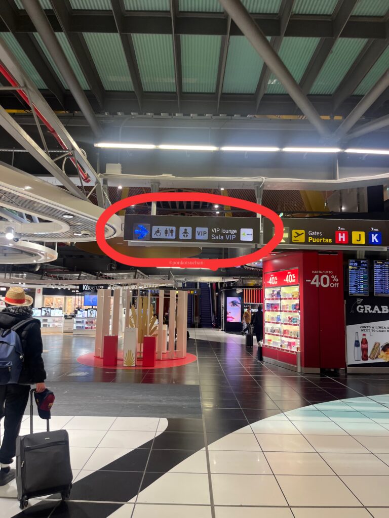 マドリード空港T4出発エリアにあるPlaza Mayor(Sala VIP)への方向案内サイン。ゲートH・J・K方面の表示も確認できる。