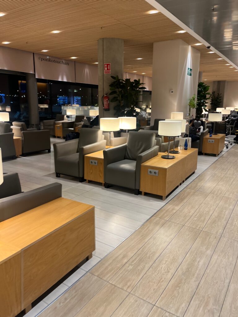 マドリード空港T4 Plaza Mayorラウンジの座席エリア。ゆったりしたソファ席と間接照明で落ち着いた雰囲気。