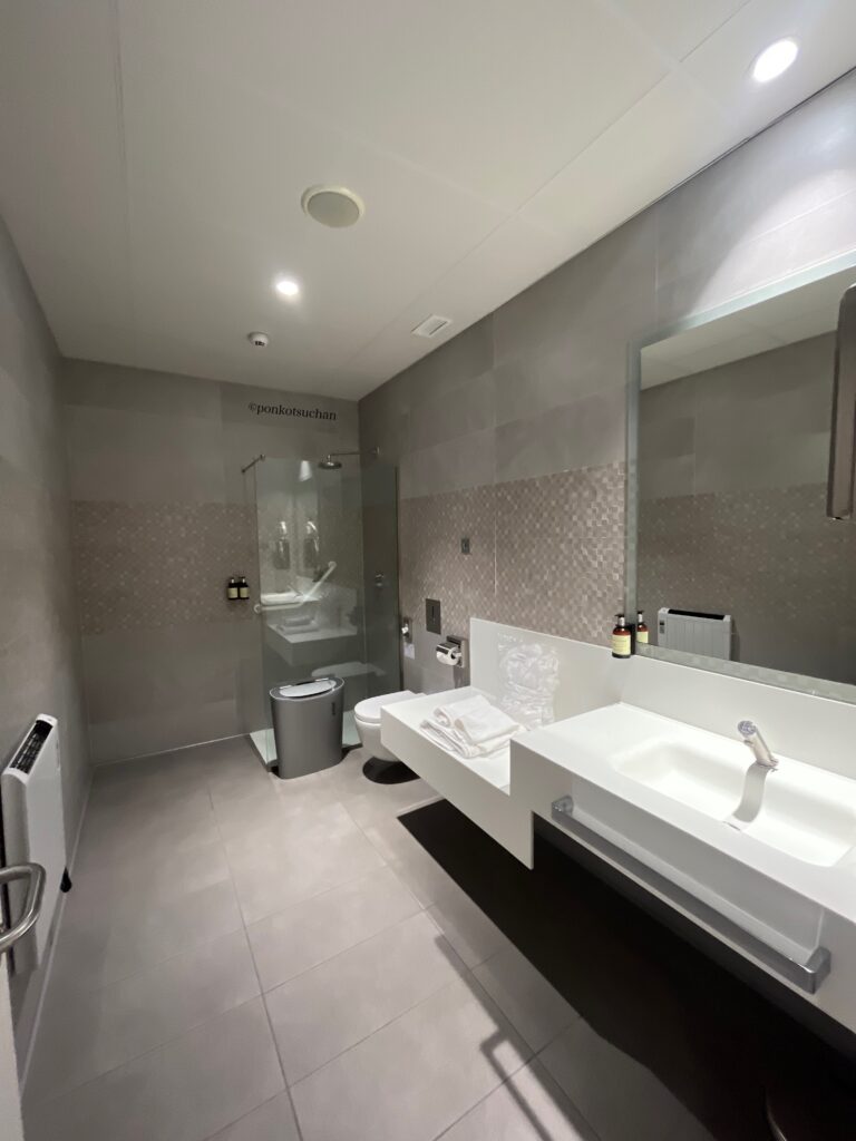 Plaza Mayorラウンジ(マドリード空港T4)のシャワールーム。清潔な洗面台と個室シャワー完備。