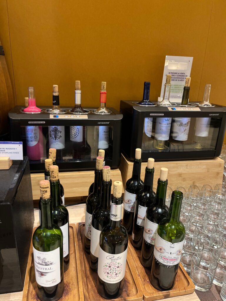 Plaza Mayorラウンジのワインサーバー。ワインをセルフサービスで楽しめる。