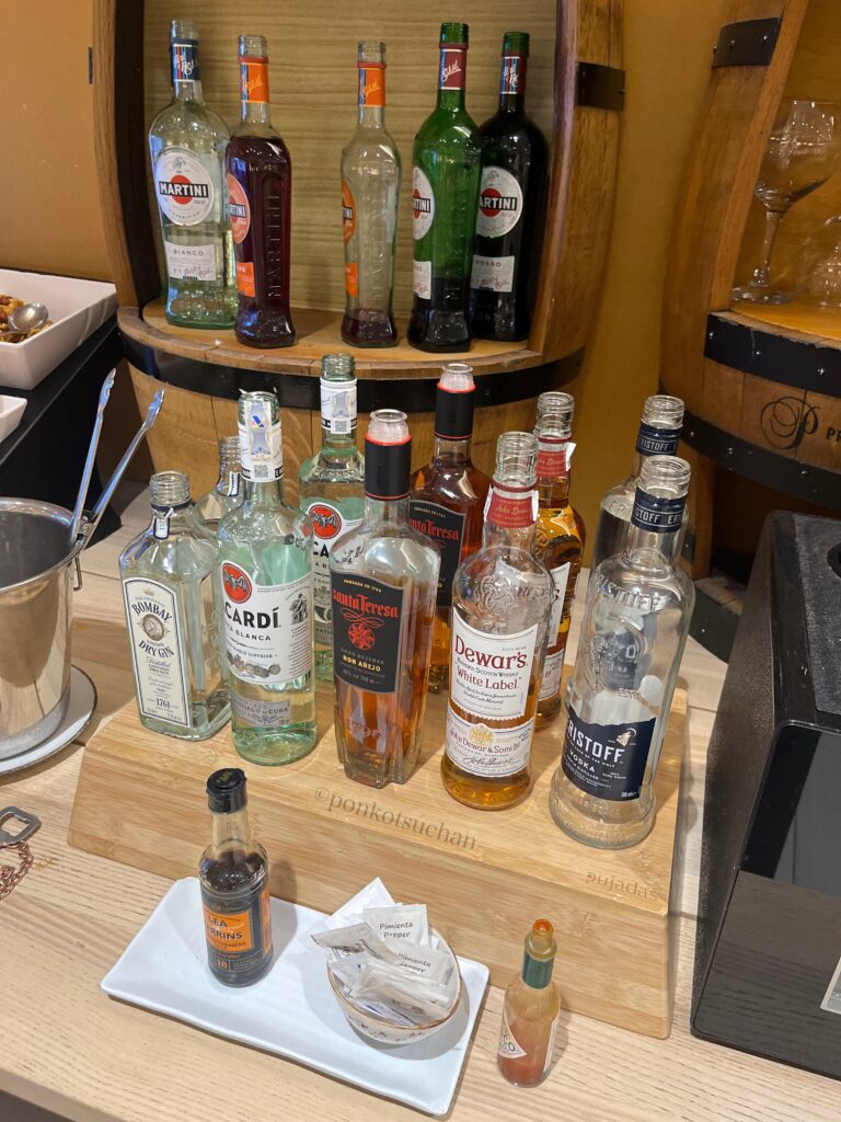 マドリード空港T4 Plaza Mayorラウンジのアルコールバー。ジン、ラム、ウイスキーなどの洋酒が並ぶ。