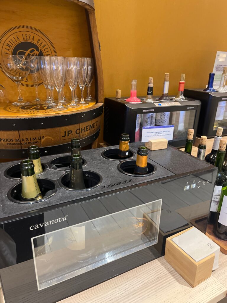 Plaza Mayorラウンジのスパークリングワイン専用サーバー。カバなどをセルフで注げる設備。