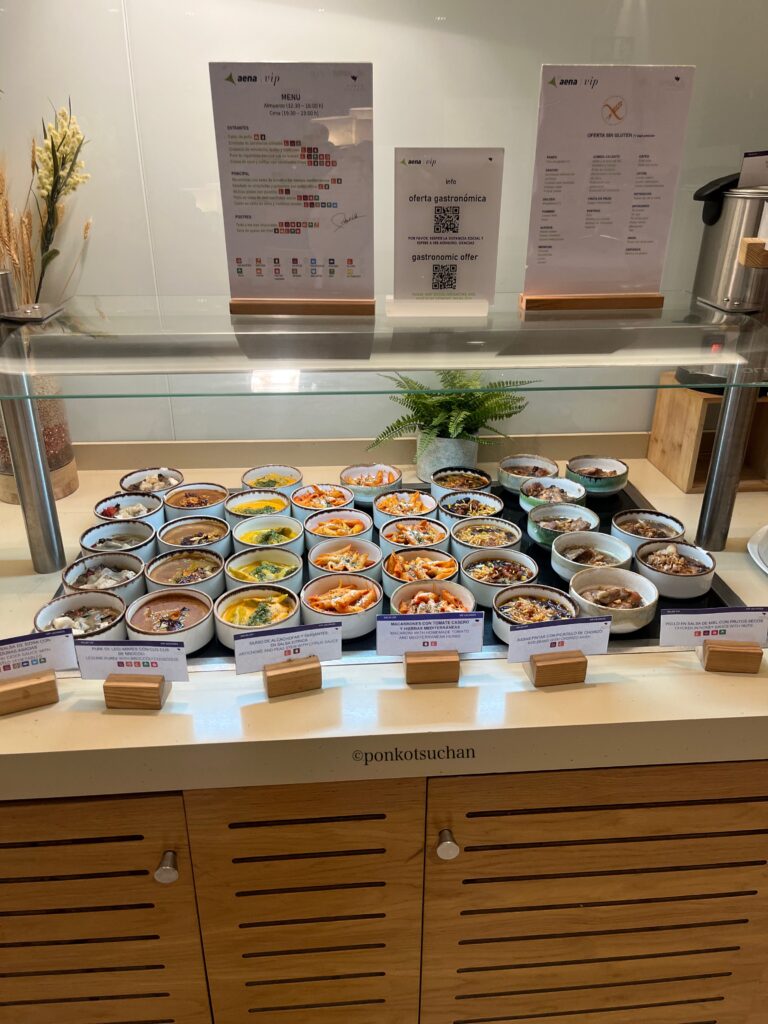 マドリード空港T4 Plaza Mayor(Sala VIP Aena)ラウンジのビュッフェ。温菜や煮込み料理が小皿で並ぶディナータイムの様子。