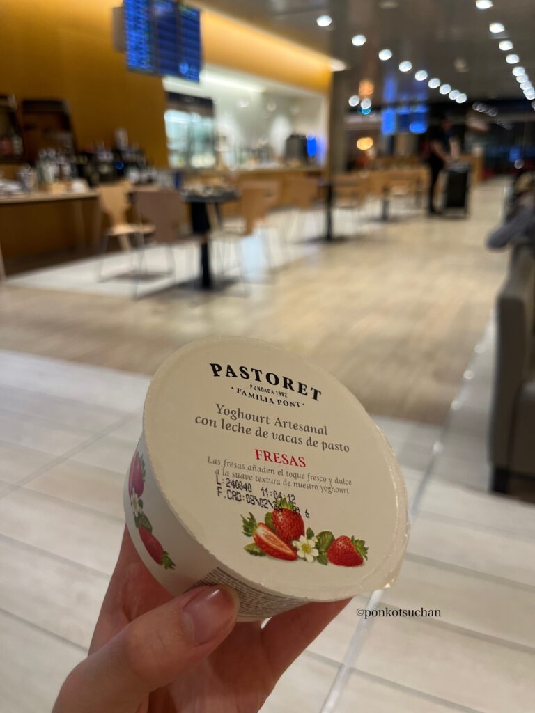 マドリード空港T4 Plaza Mayorラウンジで提供されているスペイン産ヨーグルト(Pastoret)。デザートの種類も充実。