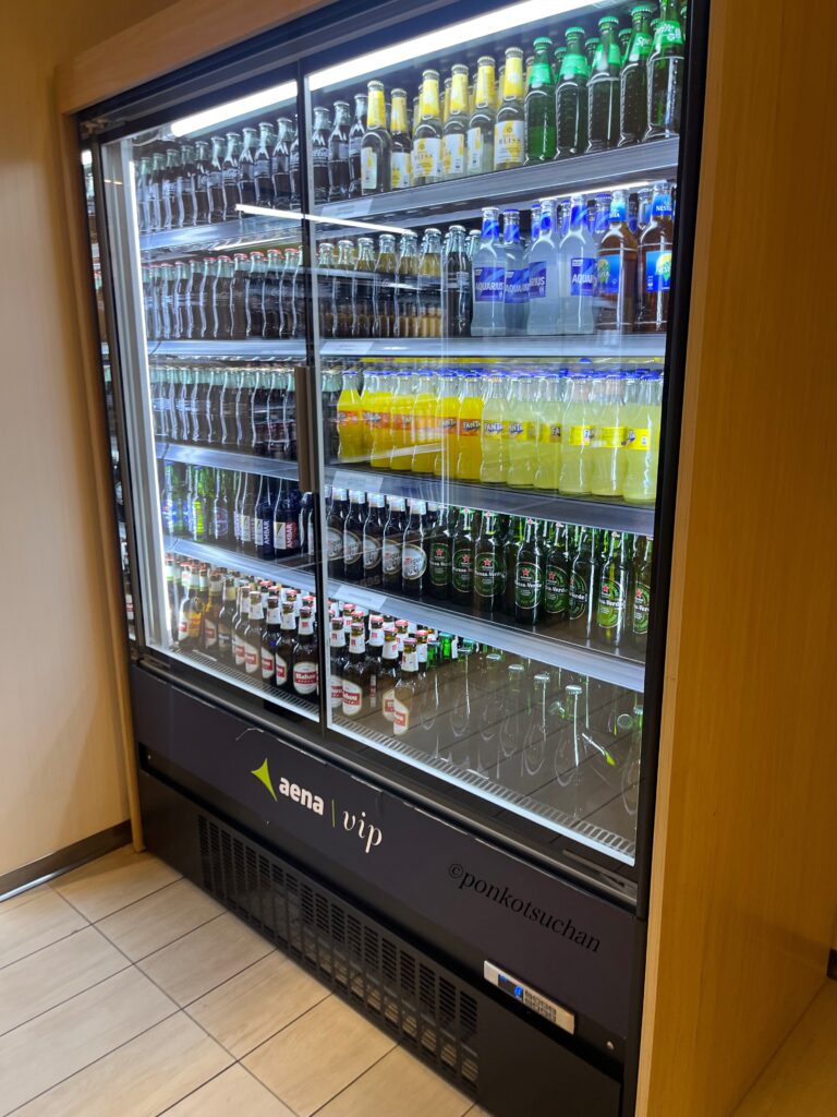 マドリード空港T4 Sala VIP Aenaのドリンク冷蔵庫。ビールや炭酸飲料がセルフサービスで取り放題。