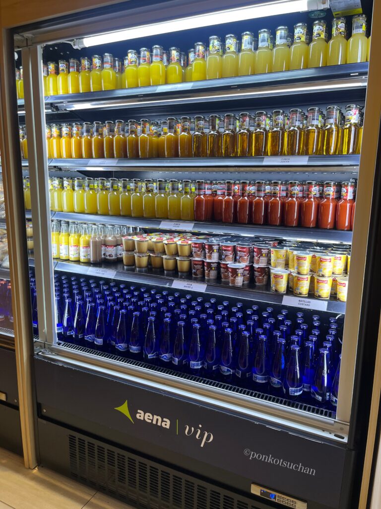 Plaza Mayorラウンジのジュース・デザート冷蔵ケース。オレンジジュースやプリン、ヨーグルトが豊富に並ぶ。