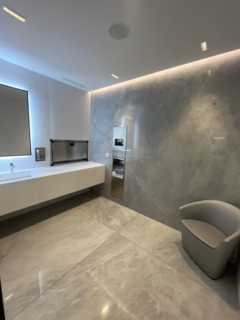 バルセロナ空港（エル・プラット）ターミナル1の「Sala VIP Joan Miró」ラウンジSala VIP Joan Miróの授乳室（ベビールーム）。