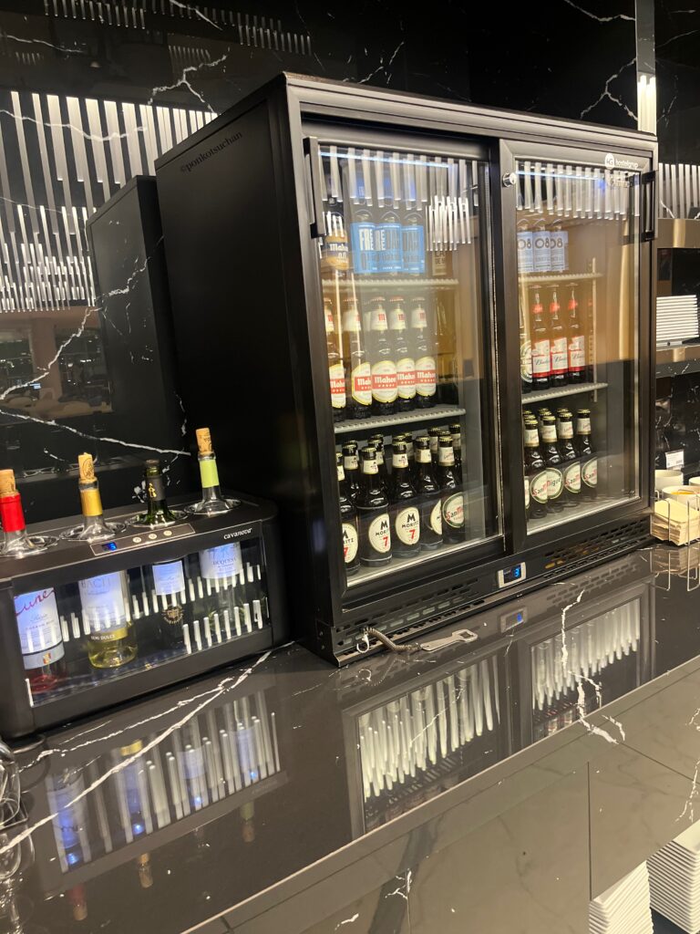 バルセロナ空港T1 ラウンジSala VIP Joan Miróのドリンクコーナー　ビールやワインが並ぶ冷蔵ショーケース