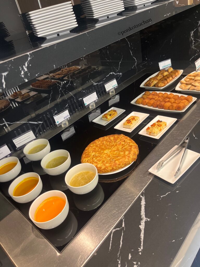 バルセロナ空港T1ラウンジ、Sala VIP Joan Miróの軽食ビュッフェ　トルティージャ（スペイン風オムレツ）や温かい料理