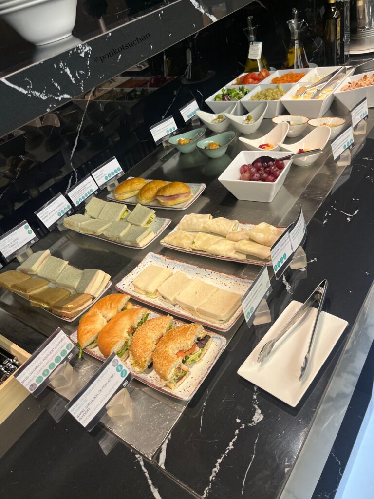 バルセロナ空港T1 ラウンジSala VIP Joan Miróの軽食ラインナップ｜サンドイッチ・スナック・フィンガーフード