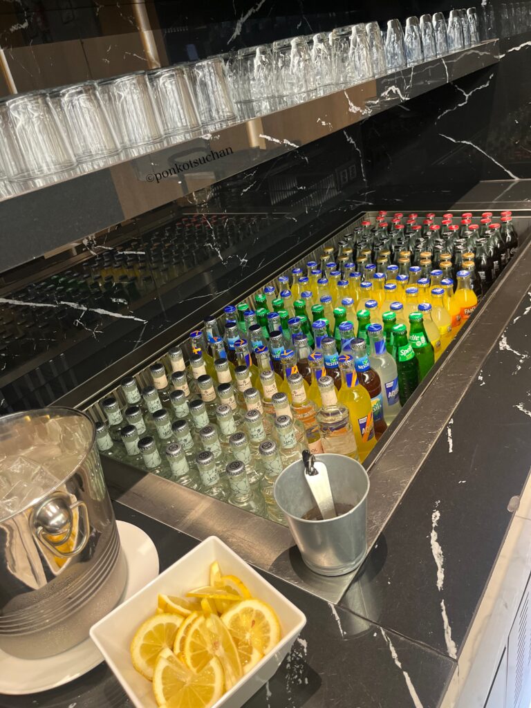 バルセロナ空港T1 ラウンジSala VIP Joan Miróラウンジのソフトドリンクコーナー｜ジュース・炭酸飲料・ミネラルウォーター各種