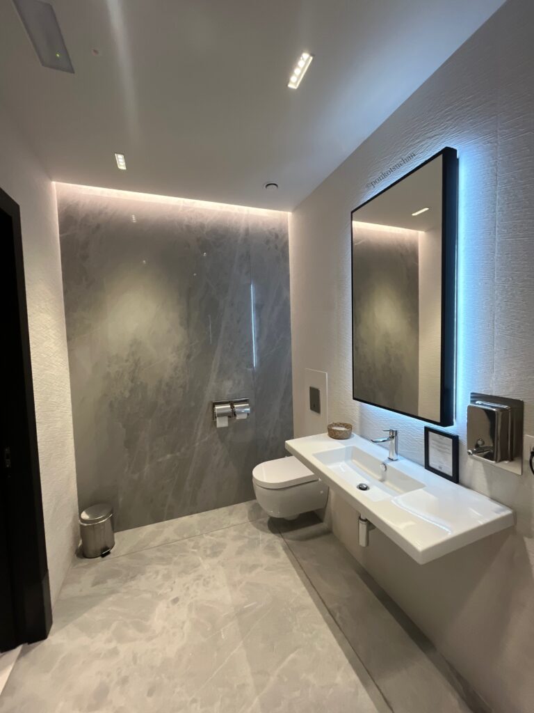 Sala VIP Joan Miróのシャワールーム内観　洗面台とトイレ