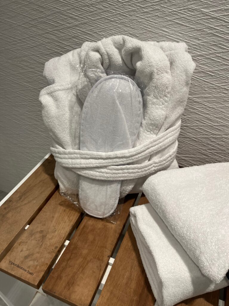 Sala VIP Joan Miróのシャワールームアメニティ　バスローブ・スリッパ・タオルのセット