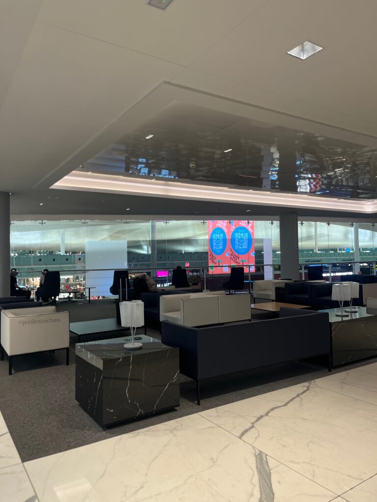 バルセロナ空港T1 ラウンジ、Sala VIP Joan Miróの座席エリア　ソファ席でくつろげるスペース