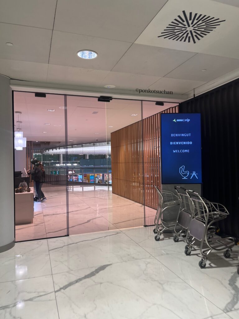 バルセロナ空港T1「Sala VIP Joan Miró」ラウンジ入口　Welcome表示のデジタルサイネージと自動ドア