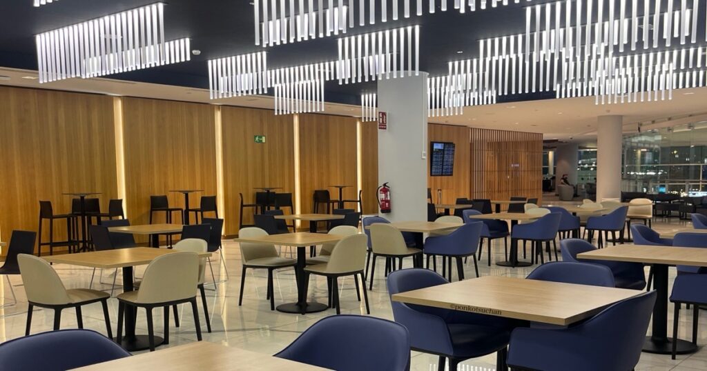 Sala VIP Joan Miróのダイニングエリア テーブル席が並ぶ広い食事スペース