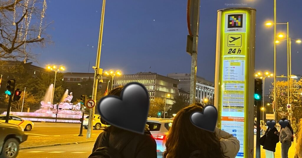 マドリード市内の空港バス（エアポート・エクスプレス）のバス停。シバレス広場。夜に乗車待ちする様子。