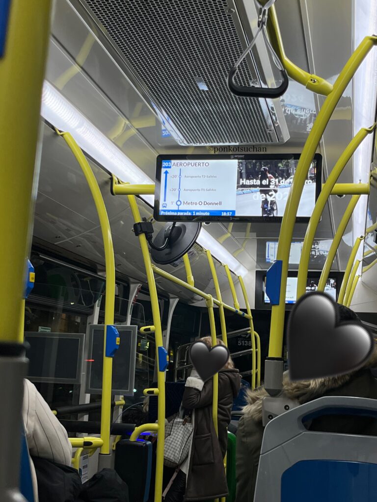 マドリードの空港バス（エアポート・エクスプレス）車内の様子。