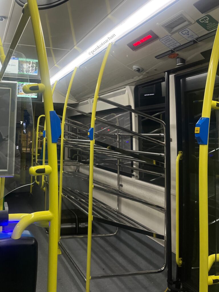 マドリード空港バス（エアポート・エクスプレス）車内のスーツケース置き場。大型荷物も置ける専用スペース。